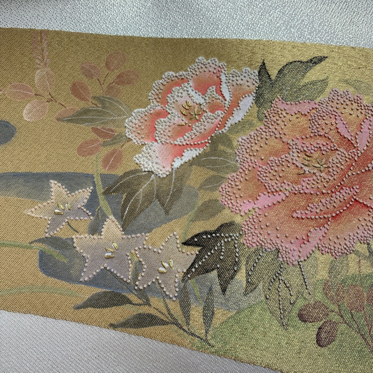［9314］名古屋帯 牡丹文様 相良刺繍 秀峯 お太鼓 九寸 正絹 着物