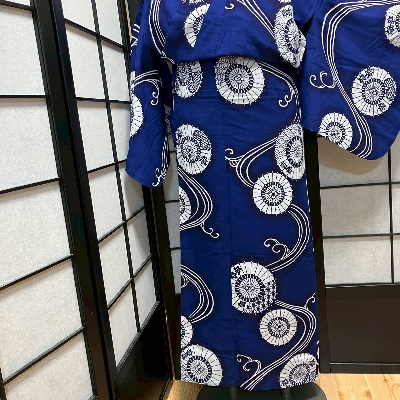 ［9423］浴衣 美品 番傘草花流水文様 ゆかた レディース 綿 リメイク