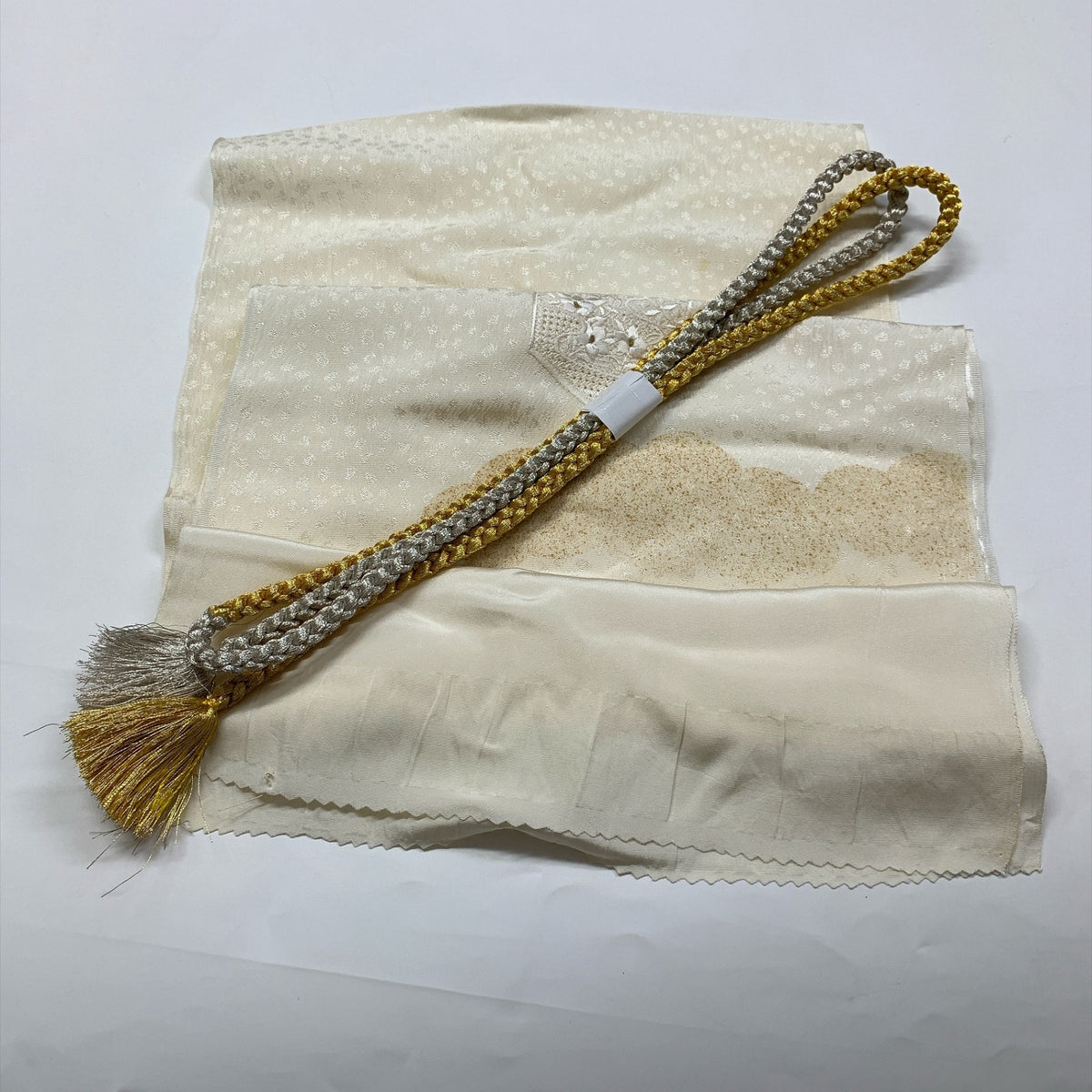 ［9829］帯締め 帯揚げ セット 亀甲花文様 雲取 金彩 白 正絹 着物 帯絞め
