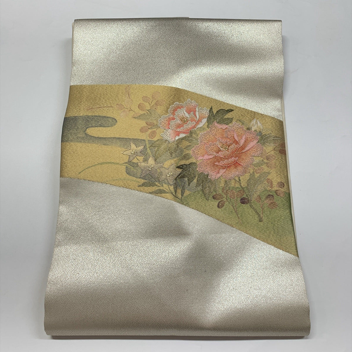 ［9314］名古屋帯 牡丹文様 相良刺繍 秀峯 お太鼓 九寸 正絹 着物